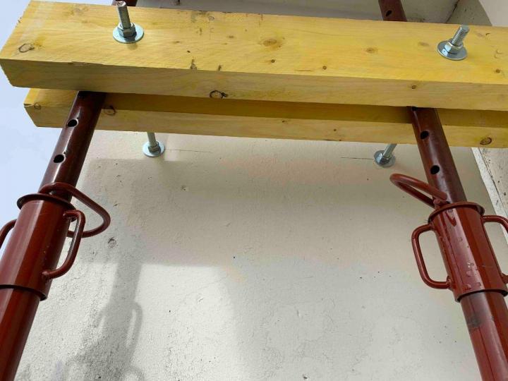 Installation d’étais pour soutenir une structure en danger imminent.