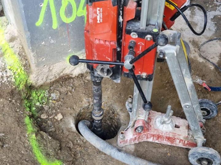 Découpe de matériaux durs grâce au carottage et au sciage hydraulique.